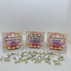 50 Pares Brinco de Pérola + Tag Mulheres Empoderadas / Lembrancinha Brinde Mimo para Cliente
