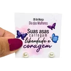 Kit com 50, 100,150 ou 200 Pares Brincos + Tag Borboletas Suas Asas Carregam Liberdade Coragem Dia da Mulher 8 de Março