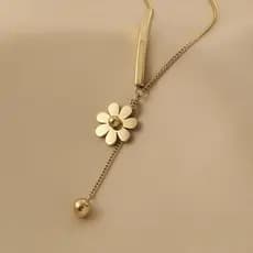 Colar Feminino Dourado Com Pingente De Flor E Pendulo Bastet Shop