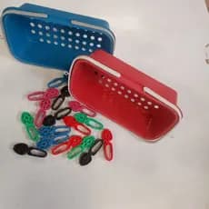 Kit CESTINHA Colorida com 24 Prendedores plásticos de Roupas