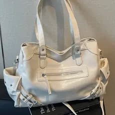 Bolsa de moda feminina 2026 verão novo estilo rebites estilo motocicleta grande capacidade bolsa de ombro transversal