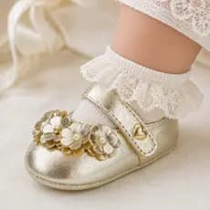 sapatinho de bebê menina festas batizado dourado com enfeite em flores macio e confortável