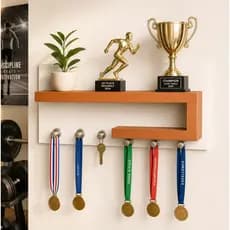 Porta Medalhas com Prateleiras para Troféus MDF com Ganchos Decorativos | Desing Mordeno, Amaderado e kit fixação