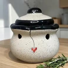 Porta Alho Preto Redondo Com Respiro em Cerâmica Cozinha Alheiro Decorado Feito a Mão Com Tampa