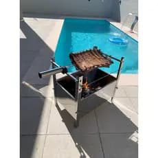 Churrasqueira Portátil Inox com Espeto Giratório a Pilha para Costelão 6kg 60x45cm