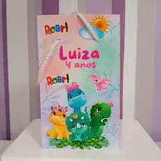 Sacolinha Surpresa Personalizada Dinossauro Baby Menina - Lembrancinha Aniversário - Tamanho P - PEGUE E MONTE