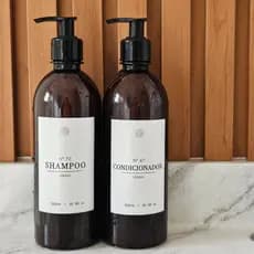 Kit Dispenser Frasco Âmbar Plástico 500ml Shampoo e Condicionador Decoração Organização de Banheiro