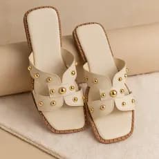 Chinelo Rasteirinha Feminina Fashion com Aplicações Douradas Sandália Elegante e Confortável Verão
