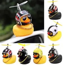 Pato de borracha de vento quebrado com pingente de capacete preto/amarelo pato de bicicleta decoração de automóvel