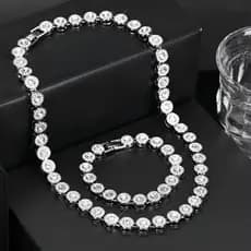 Conjunto elegante de pulseira e colar em prata de lei 925 para uso diário.