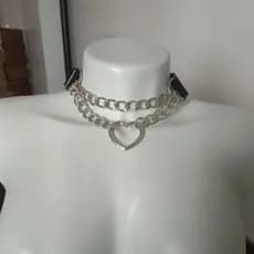 Gargantilha Choker de Couro Tiras de Metal Pingente de Coracao