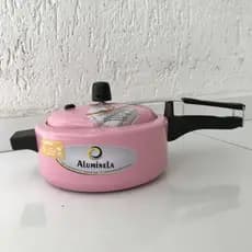 Panela de Pressão 2,5 Litros em Alumínio na cor Rosa bebê com registro INMETRO.