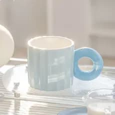 Caneca em estilo ins, cor Morandi, moderna e minimalista, para café da manhã, leite ou creme, em porcelana branca.