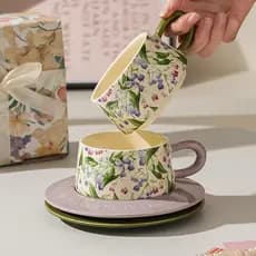 Conjunto de xícara e pires de café com design floral, caneca de cerâmica de alto valor para chá da tarde, item de presen