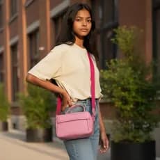 Bolsa feminina pequena estruturada Bau com alça regulável