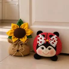 Peso de Porta Artesanal Joaninha ou Girassol Decorativo Enfeite Aparador Cozinha Quarto