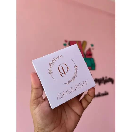 Caixa 4 doces Personalizada com Monograma casal/ casamento- formaturas-aniversários