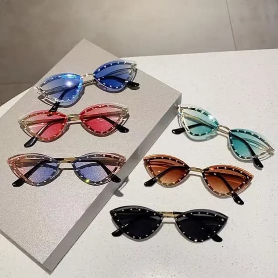 Óculos de sol triangulares com armação de diamante e formato olho de gato feminino