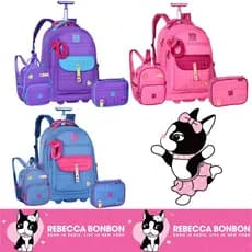 Kit Mochila de Rodinhas Rebecca Bonbon Pelúcia Coleção Plush Dreams Charme e Aconchego Original Lancheira Térmica Estojo