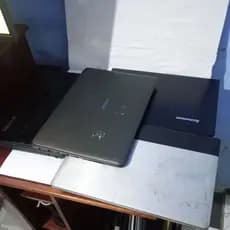 4 carcaças de notebook  modelos váriados com avarias. com defeito.