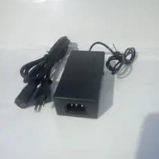 carregador universal para notebook sem os plugs adaptadores.