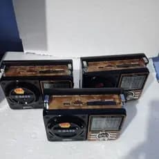 rádio AM/FM Com avaria e sem alça de suporte.