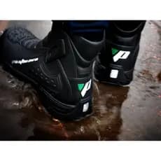 Bota de chuva impermeável pantaneiro.