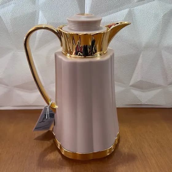 Garrafa termica luxuosa para cafe cha chimarrao com detalhes em dourado