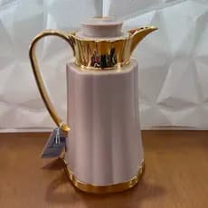 Garrafa termica luxuosa para cafe cha chimarrao com detalhes em dourado