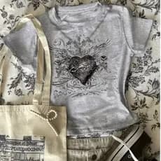 Blusa T-shirt Camiseta Y2k Premium Algoão Slim Coração Espinho Asas Retrô Vintage Religioso