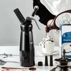 Garrafa De Chantilly Sifão Profissional de 500ml 3 Bicos, os bicos estao em baixo da caixa