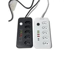 EXTENSAO FILTRO LINHA BRANCO/PRETO 2 MTS C/(5 TOMADAS TRIPOLAR)  4 SAIDAS USB E 2 TIPO C BIVOLT STARTOOLS