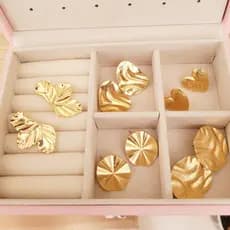 Conjunto 5 Brincos Folheados a Ouro 18k Coração Martelado Folha Kit Brinco Feminino Dourado Elegante