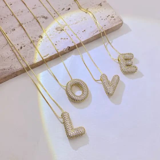 Colar com Inicial Letra Cravejada Femenino Acessórios femininos Bijuterias Femininas Delicado choker