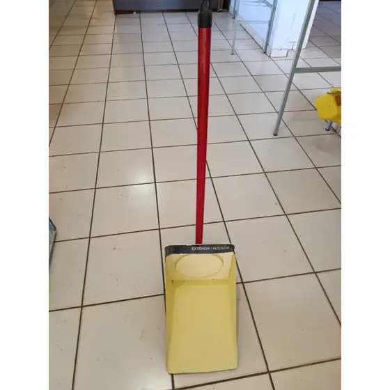 Pá de Lixo de Metal Caseira com Cabo Aproximadamente 90 cm de Cabo