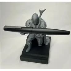 Suporte Porta Caneta Guerreiro Espacial Ajoelhado – Organizador de Mesa Criativo Geek para Escritório, Estudo Decoração