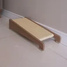 Arranhador para Gato MDF Inclinado Corda Sisal - Branco e Amadeirado