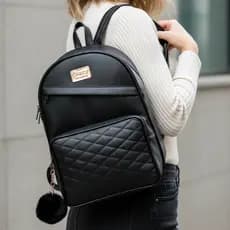 Bolsa Mochila Feminina Media Trabalho de Couro Sintetico MODA FASHION COM POMPOM