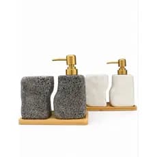 KIT PORTA SABONETE LÍQUIDO 290ml + PORTA ESCOVA EM CERÂMICA COM BASE DE MADEIRA