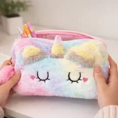 Estojo Necessaire Escolar Feminino Unicórnio de Pelúcia Unicórnio Colorido, Organização e Fofura