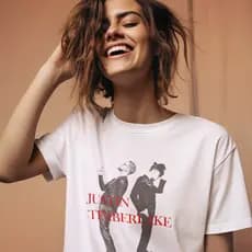 Camiseta Feminina LOLLAPALOOZA T-shirt Estampa Festival Justin Alanis Jão Cor Estampa Surpresa