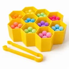 Brinquedo Sensorial Montessori Colmeia com Pinça – Coordenação Motora e Cores Infantil 2 a 6 Anos