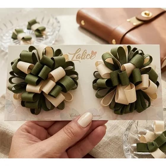 Pompom de fita parzinho laço infantil