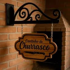 Cantinho do Churrasco em Madeira Teca – Decoração Artesanal com Suporte de Parede Incluso 50x28cm