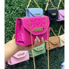 Bolsa com Corrente: Adicione Glamour e Elegância ao Seu Look.