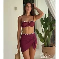 Novo conjunto de biquíni feminino de 3 peças na cor bordô com design elegante, composto por um maiô sem alças e uma saia