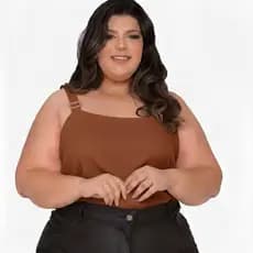 Blusa Feminina Alça Larga Crepe Dunas Plus Size Com Fivela Na Alça Cor Lisa