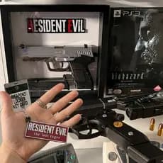 Chaveiro Resident Evil 9 Requiem - Edição Especial Logo Colecionável Leon s. Kennedy🧟‍♂️🔴