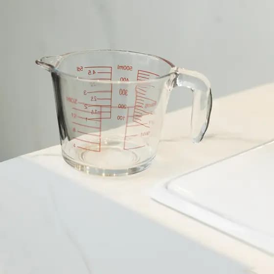 Jarra Medidora Lyor de Vidro com Marcação em Vermelho 660ml