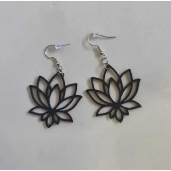 BRINCO FLOR DE LÓTUS, MODERNO, LEVE E CRIATIVO.